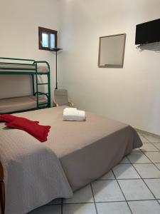 Schlafzimmer mit einem Bett und einem Wandspiegel in der Unterkunft Sweet House in Agerola