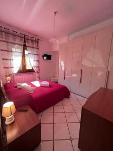 ein Schlafzimmer mit einem roten Bett in einem Zimmer in der Unterkunft Sweet House in Agerola