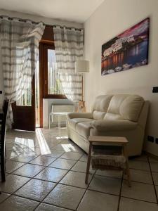 uma sala de estar com um sofá e uma mesa em Sweet House em Agerola