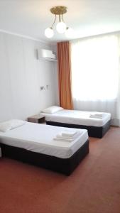 Säng eller sängar i ett rum på Atliman Beach Park Hotel