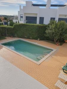 - une piscine en face d'une maison dans l'établissement BUGANVILIA RESIDENCE, à Alvor