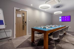 une salle de conférence avec une table bleue et des chaises dans l'établissement Holiday Inn Express - Wigan, an IHG Hotel, à Wigan