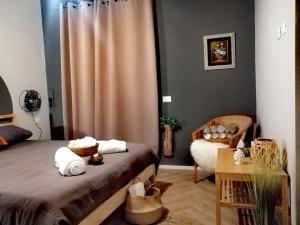een slaapkamer met een bed, een stoel en een tafel bij B&B DOMUS 65 in Aragona