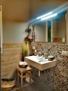 a bathroom with a sink and a mirror at B&B DOMUS 65 in Aragona