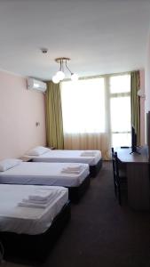 Säng eller sängar i ett rum på Atliman Beach Park Hotel