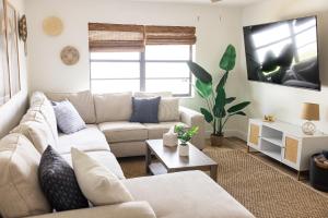 - un salon avec un canapé et une télévision dans l'établissement Blu Sky Villa, à Boynton Beach