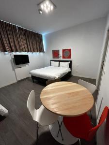 セグラーテにあるFasthotel Linateのテーブル、椅子、ベッドが備わる客室です。
