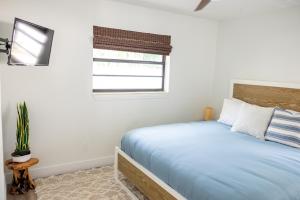 ボイントンビーチにあるBlu Sky Villaのベッドと窓のある寝室 +29枚の写真