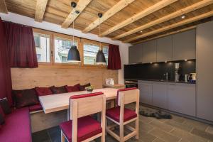 cocina con mesa, sillas y sofá en Piccola Fiamma by Pizzo Fiamma en Zermatt