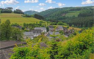 una ciudad en las montañas con árboles y casas en Haus Panoramablick, en Lennestadt