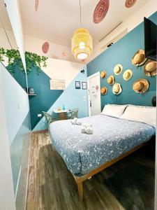 sypialnia z łóżkiem i niebieską ścianą w obiekcie Kofler GuestHouse w mieście Barletta