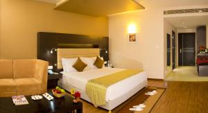 Postel nebo postele na pokoji v ubytování Poppys Hotel Madurai