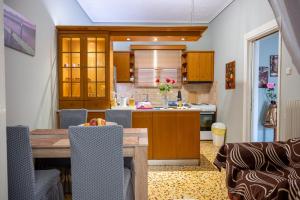 - une cuisine et une salle à manger avec une table et des chaises dans l'établissement Sea View Nikos Apartment, à Nauplie