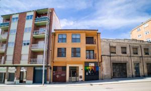 een oranje gebouw in een stadsstraat met gebouwen bij Casa Morana Apartamento con garaje in Zamora