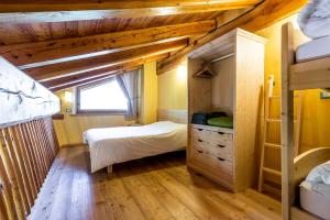 een kleine slaapkamer met een bed en een kamer met een stapelbed bij Civico 1 in Marmora