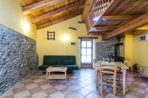 een woonkamer met een groene bank en een tafel bij Civico 1 in Marmora