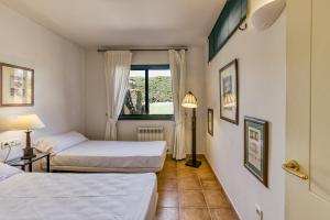 Posteľ alebo postele v izbe v ubytovaní Family villa in Torremirona Resort