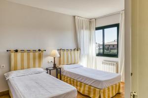 Posteľ alebo postele v izbe v ubytovaní Family villa in Torremirona Resort
