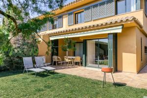 Vonkajšia záhrada v ubytovaní Family villa in Torremirona Resort