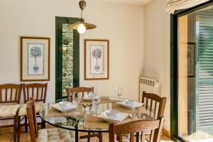Posedenie v ubytovaní Family villa in Torremirona Resort