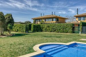 Bazén v ubytovaní Family villa in Torremirona Resort alebo v jeho blízkosti