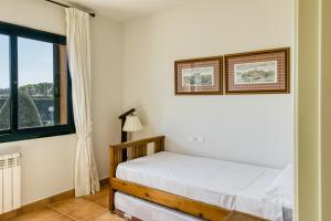 Posteľ alebo postele v izbe v ubytovaní Family villa in Torremirona Resort