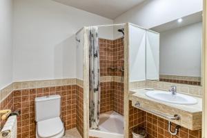 Kúpeľňa v ubytovaní Family villa in Torremirona Resort