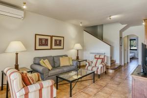Posedenie v ubytovaní Family villa in Torremirona Resort
