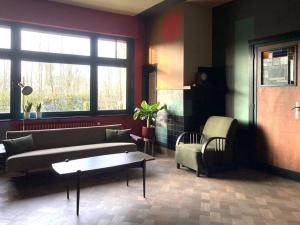 sala de estar con sofá y mesa en B&B Huis Billiet en Bruges