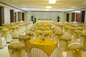 Restaurace v ubytování Poppys Hotel Madurai + 35 fotografií