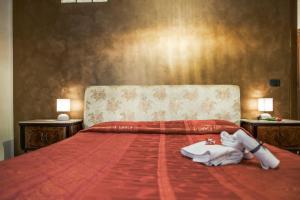 ein Schlafzimmer mit einem Bett mit einem ausgestopften Tier darauf in der Unterkunft Spartacus in Santa Maria Capua Vetere