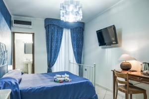 ein blaues Schlafzimmer mit einem Bett mit einem Teddybär darauf in der Unterkunft Spartacus in Santa Maria Capua Vetere