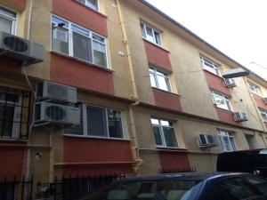a building with air conditioners on the side of it at Sultanahmet Deluxe Yilmaz Apart in Istanbul