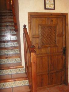 una puerta de madera y escaleras en una casa en Casa Folch, en Castellfort