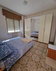um quarto com uma cama, uma cómoda e um espelho em WANDERLUST HOME em Termoli