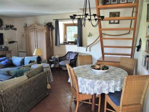 een woonkamer met een tafel en een bank bij Rustico Gatto & Topolino in Agarone
