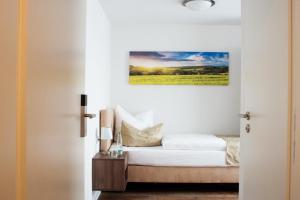 1 dormitorio con 1 cama y una pintura en la pared en Auerhahn Nest en Bad Wildbad
