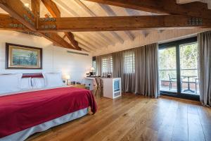 Postel nebo postele na pokoji v ubytování Hotel Mas La Boella