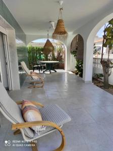 ein Wohnzimmer mit einem Tisch und Stühlen in einem Haus in der Unterkunft Casita moderna a escasos metros de Playa Terranova in Oliva