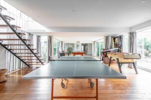 - Mesa de ping pong en el centro de la sala de estar en Large contemporary house with indoor swimming pool, en La Gaudaine
