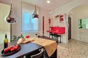 una cucina con un tavolo con un piatto di frutta sopra di [Incantevole Rifugio al MARE]Wi-Fi parking Clima a Porto San Giorgio Altre 21 foto