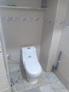 - une salle de bains avec des toilettes blanches dans une cabine dans l'établissement dreamHome, à Sétif