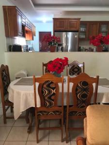 una cocina con mesa y sillas con flores. en Comfortable home in San Fernando, en San Fernando