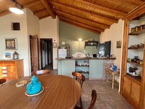 cocina y comedor con mesa de madera en Case Vacanze Dietroserra, en Viagrande