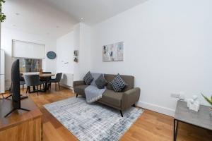 a living room with a couch and a table at Trendy East London Flat BRO1 in London
