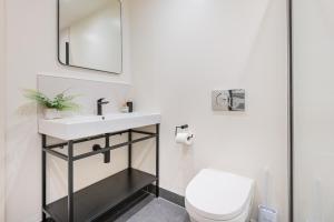 Un baño con lavabo e inodoro en Laurel a luxury rural retreat, en Staveley