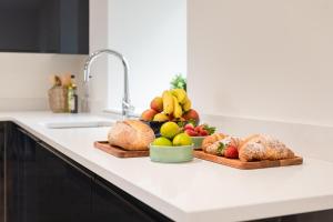 una encimera de cocina con dos tablas de cortar llenas de frutas y verduras en Laurel a luxury rural retreat, en Staveley