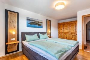 1 dormitorio con 1 cama grande en una habitación en 1 Haus Reichl en Gstadt am Chiemsee