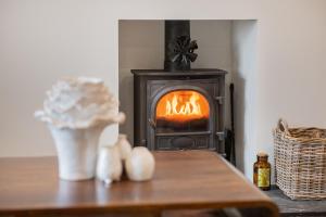 estufa de leña con chimenea en la habitación en Laurel a luxury rural retreat, en Staveley 36 fotos más