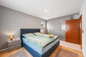 um quarto com uma cama azul e um armário de madeira em Minty Lounge em Ludwigshafen am Rhein